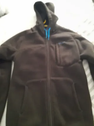 Forro polar negro con capucha