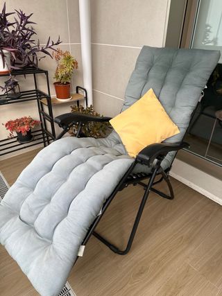 Tumbona plegable gris, regalo colcha con ella