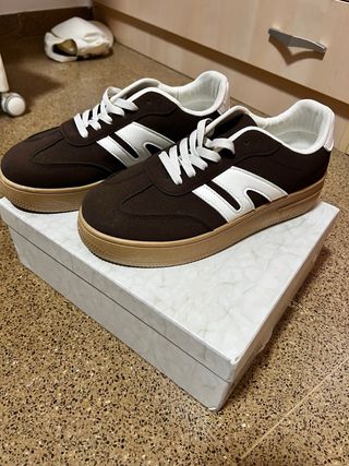 Zapatillas Marrones y Blancas