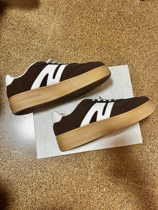 Zapatillas Marrones y Blancas