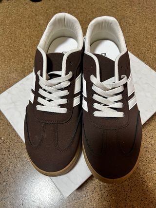 Zapatillas Marrones y Blancas