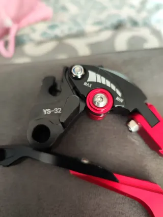 Palancas de moto Z900 rojas y negras