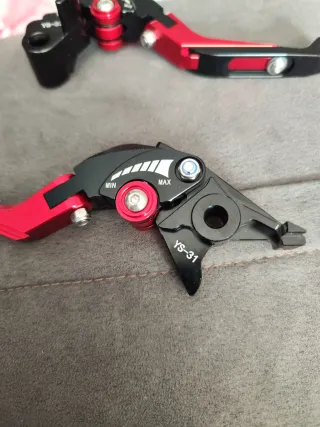 Palancas de moto Z900 rojas y negras
