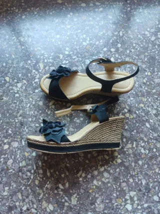 Sandalias negras con flor Talla 38