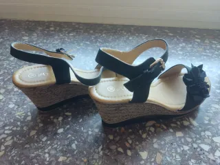 Sandalias negras con flor Talla 38
