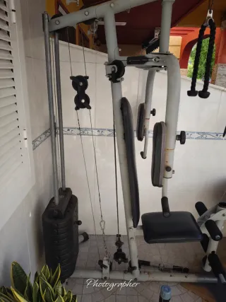 Máquina de ejercicios con pesas
