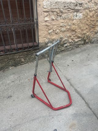 Caballete moto rojo y plateado