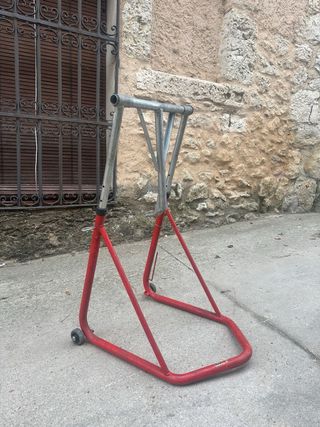 Caballete moto rojo y plateado