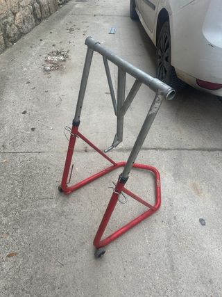 Caballete moto rojo y plateado