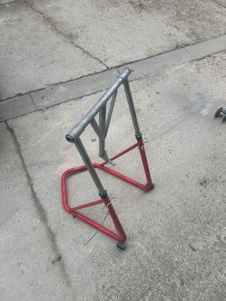 Caballete moto rojo y plateado