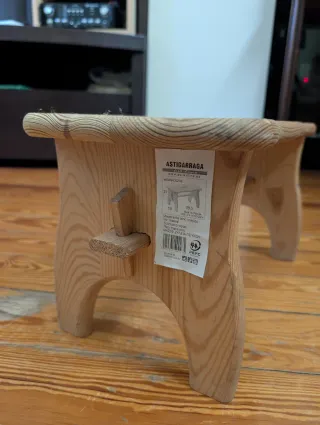 Poggiapiedi Astigarraga in legno di pino massiccio