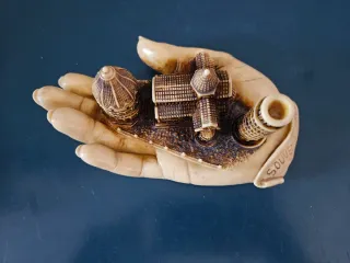 Statuetta souvenir mano Torre di Pisa