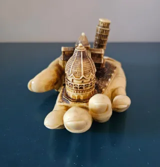 Statuetta souvenir mano Torre di Pisa