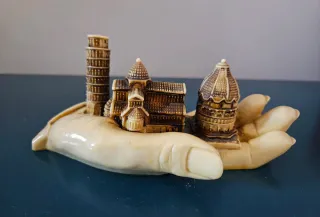 Statuetta souvenir mano Torre di Pisa