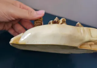 Statuetta souvenir mano Torre di Pisa