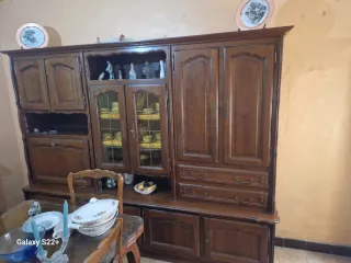 Mueble de madera y cristal antiguo ..gratis