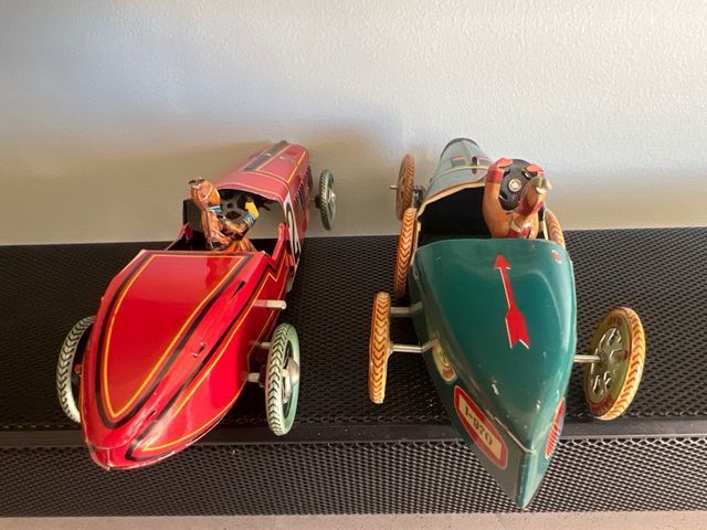 2 Carros de folha de metal de corrida antigos