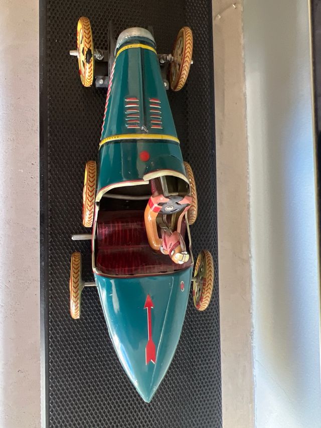 2 Carros de folha de metal de corrida antigos