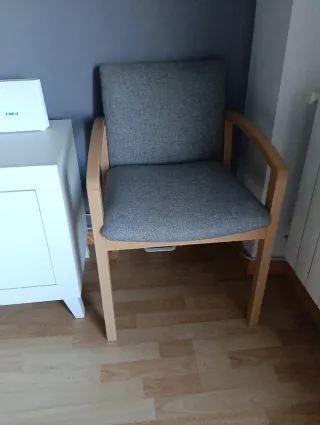 Mesa de comedor y 6 sillones tapizados color gris