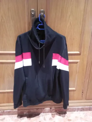 Sudadera negra con detalles rojos y blancos