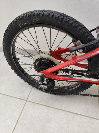 Bicicleta infantil roja marca Orbea