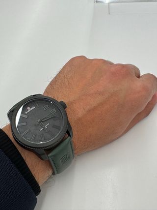 Reloj elegante negro con correa verde – estilo mod