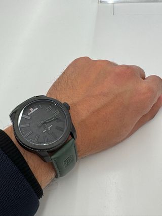 Reloj elegante negro con correa verde – estilo mod