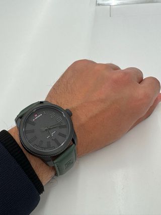 Reloj elegante negro con correa verde – estilo mod
