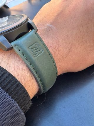 Reloj elegante negro con correa verde – estilo mod