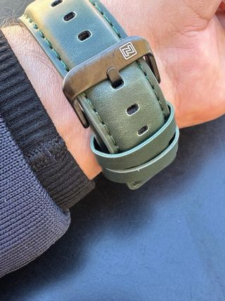 Reloj elegante negro con correa verde – estilo mod