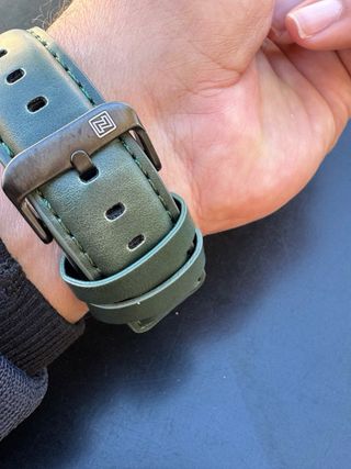 Reloj elegante negro con correa verde – estilo mod