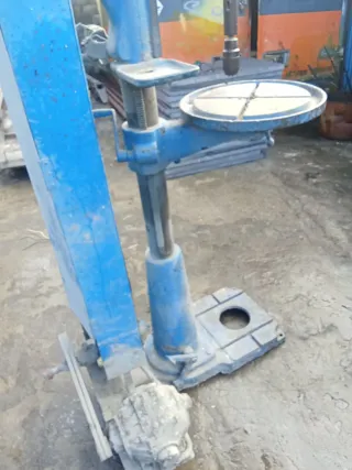 Taladro de columna industrial azul