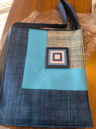 Bolso azul con detalle decorativo