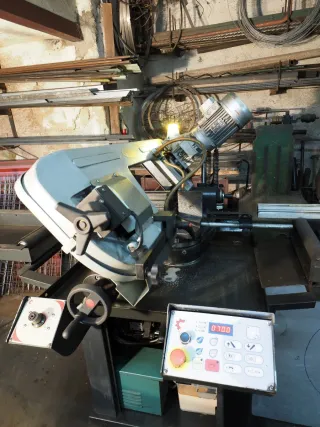 Sierra de cinta semiautomática