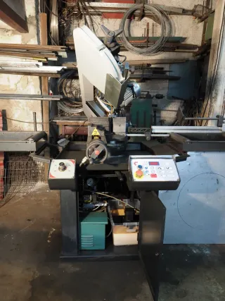 Sierra de cinta semiautomática