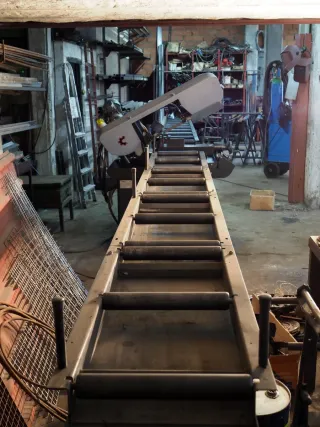 Sierra de cinta semiautomática