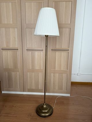 Lámpara de pie IKEA ÅRSTID dorada