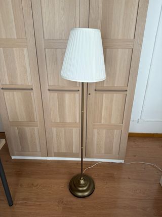 Lámpara de pie IKEA ÅRSTID dorada