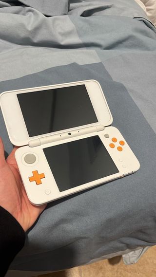 Nintendo 2DS XL Bianca e Arancione