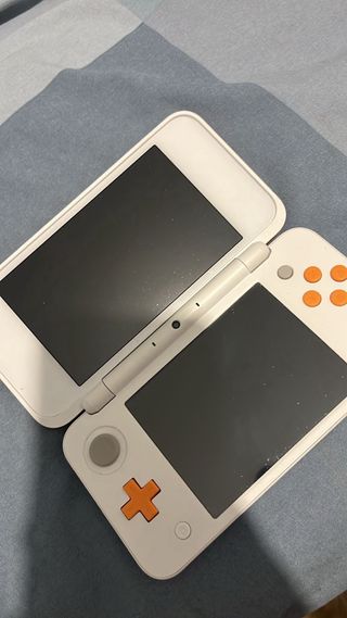 Nintendo 2DS XL Bianca e Arancione