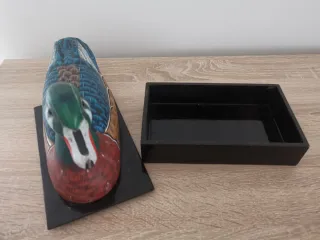Pato de madera pintado a mano
