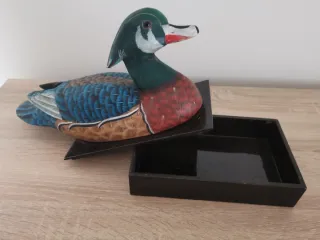 Pato de madera pintado a mano
