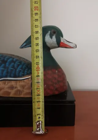 Pato de madera pintado a mano
