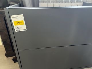 Mueble de baño IKEA gris oscuro.