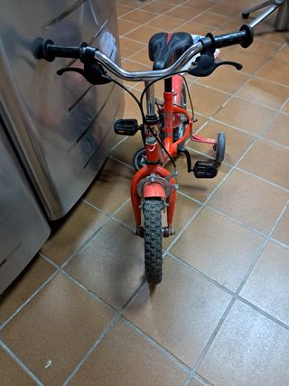 Bicicleta infantil Avico roja 15 con ruedines
