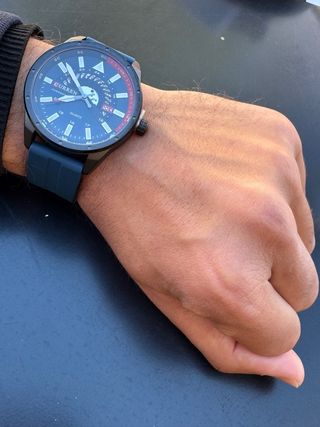 Reloj deportivo azul con esfera grande y diseño mo