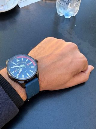 Reloj deportivo azul con esfera grande y diseño mo