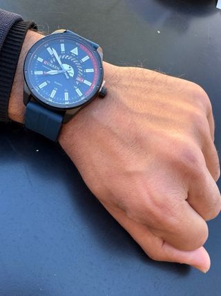 Reloj deportivo azul con esfera grande y diseño mo