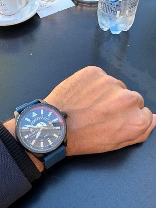 Reloj deportivo azul con esfera grande y diseño mo