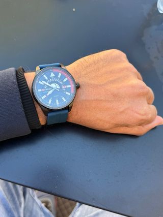 Reloj deportivo azul con esfera grande y diseño mo